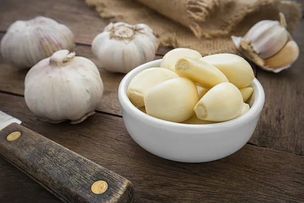 Lahsun
peeled-garlic-in-bowl